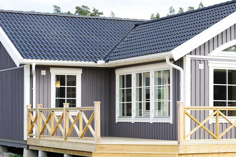 Nymålade fönster på en villa