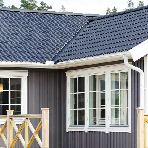 En grå villa med plåttak