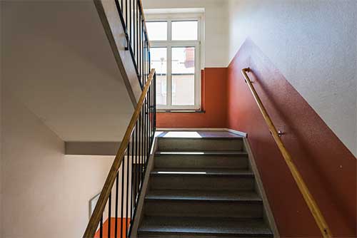 Ett trapphus med rödvita väggar